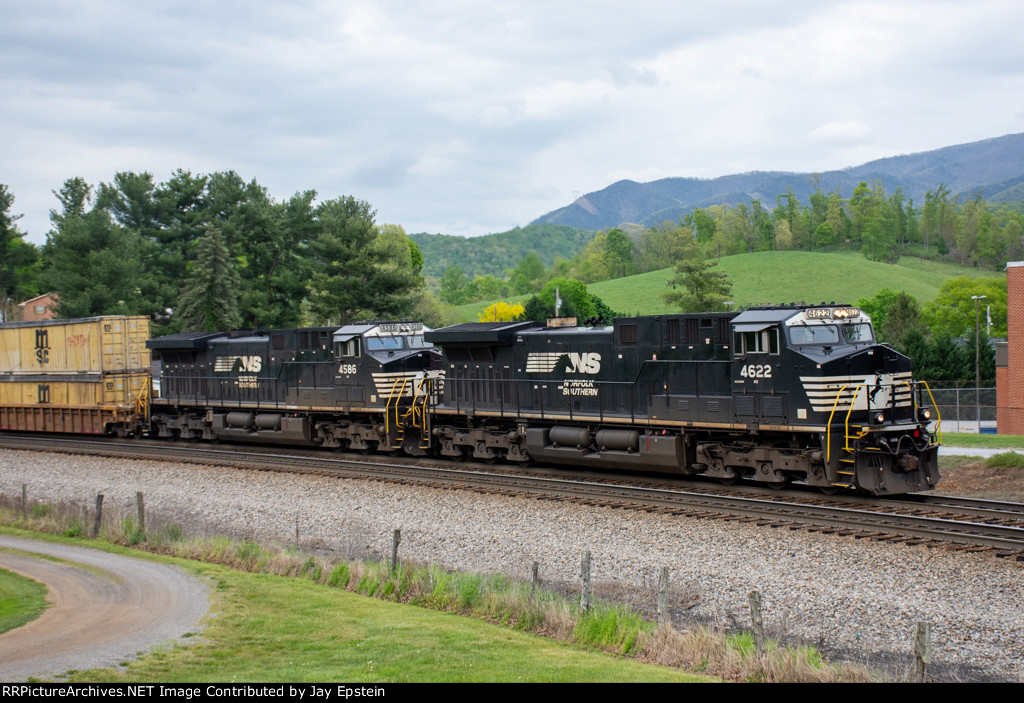 NS 4622 leads 11T west at Shawsville 